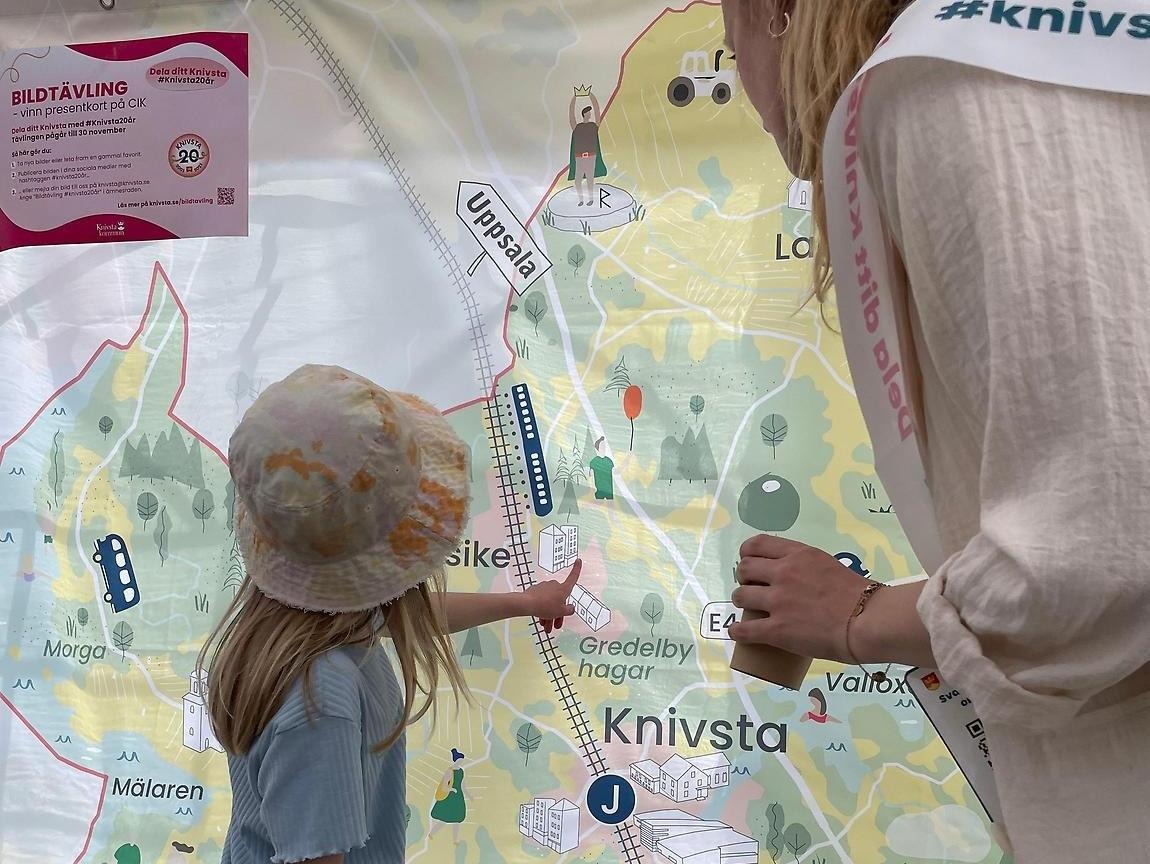 Barn pekar på den stora kartan