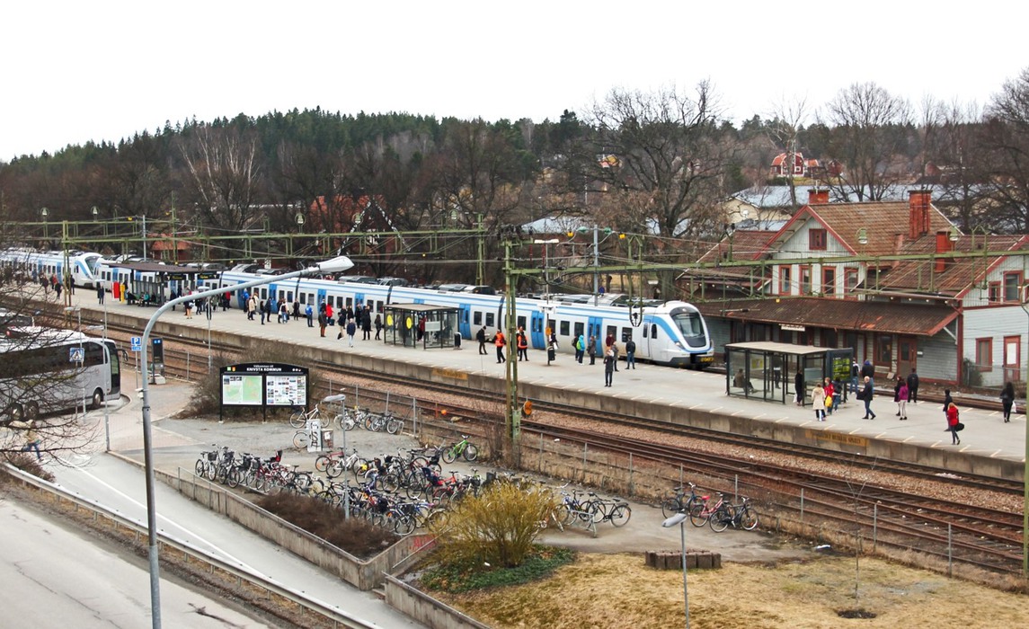 SL-tåg stannar i Knivsta i december 2012.