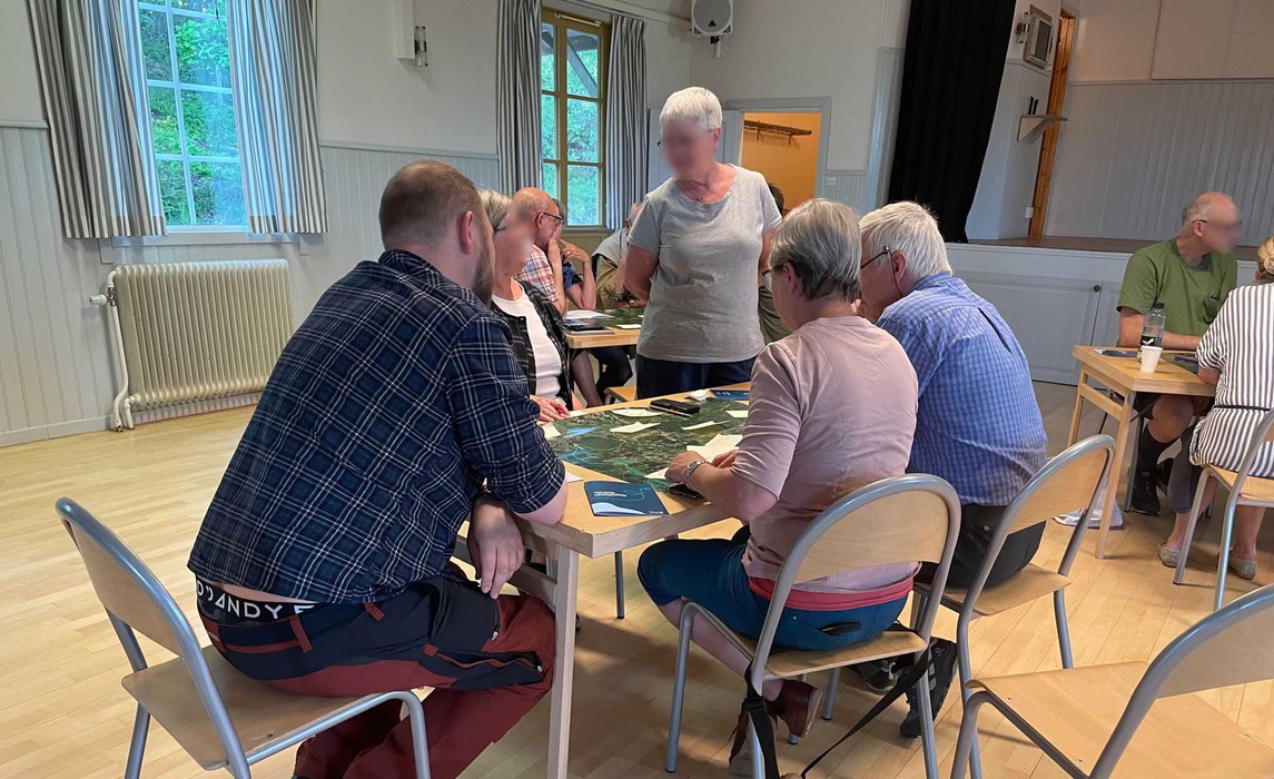 Diskussion runt bordet i Vassunda bygdegård.