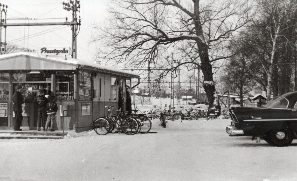 Kiosken och taxi år 1958.