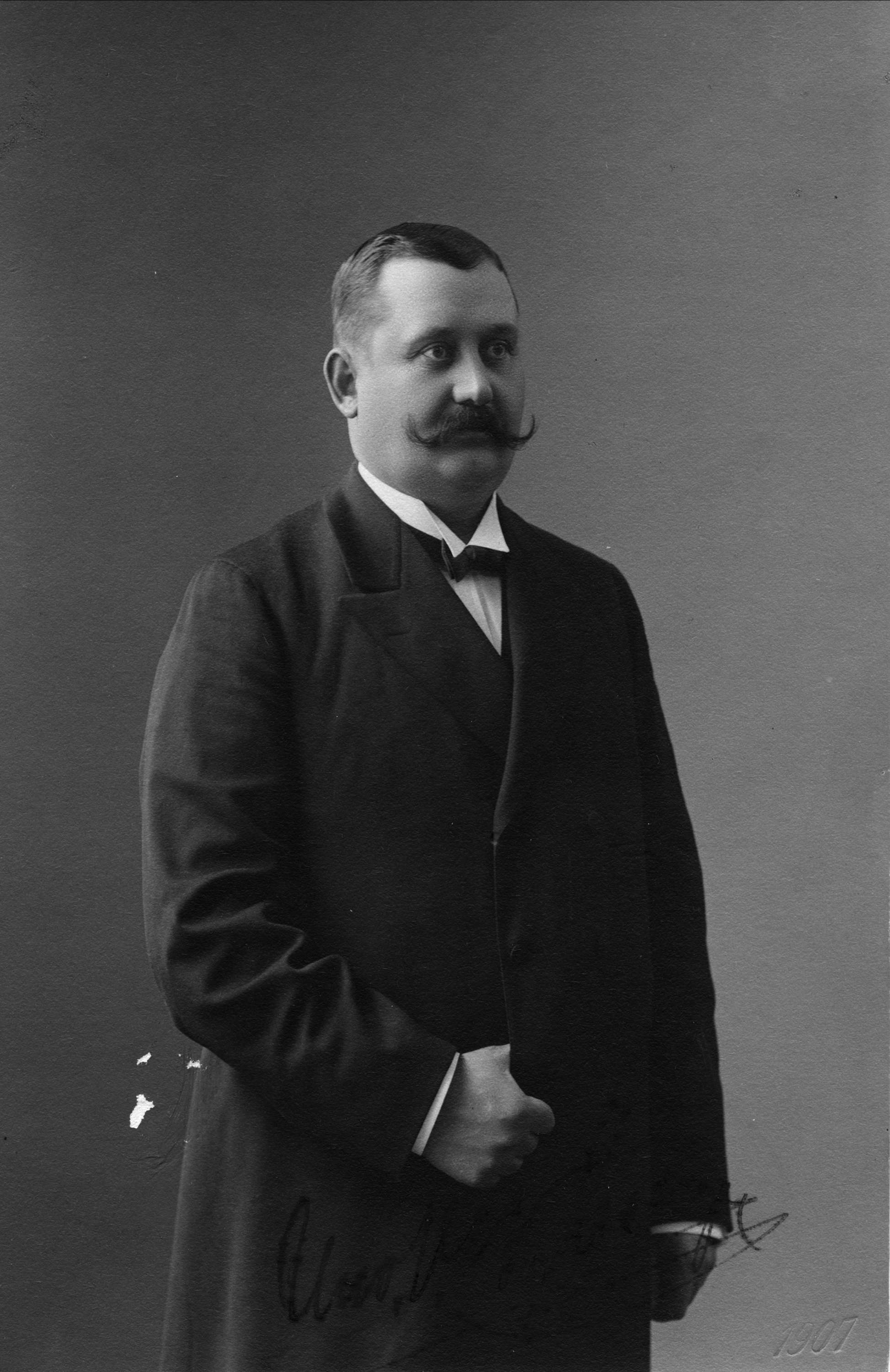 Porträtt av Uno V Nyberg år 1907. Fotograf: Larsson, Anders, Upplandsmuseet. 