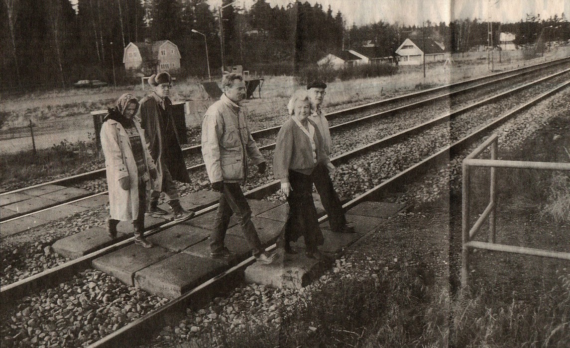 ”Gångfållan” över järnvägen användes ofta när ICA var öppet på västra sidan av spåren. Här tar Blenda, Lars, Stella, Sylvia och Rune den gamla vägen över rälsen år 1992. Ur UNT.