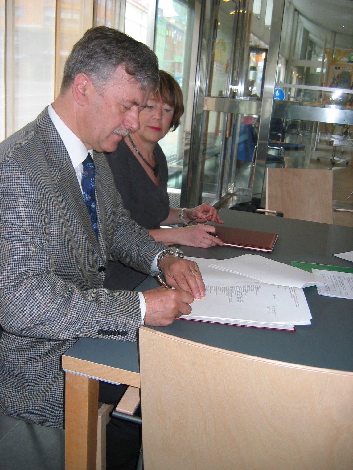 2004 undertecknades avtalen om den ekonomiska regleringen efter kommundelningen. Här undertecknads avtalen av kommunstyrelsernas ordföranden Göran Nilsson, Knivsta och Lena Hartwig, Uppsala. 