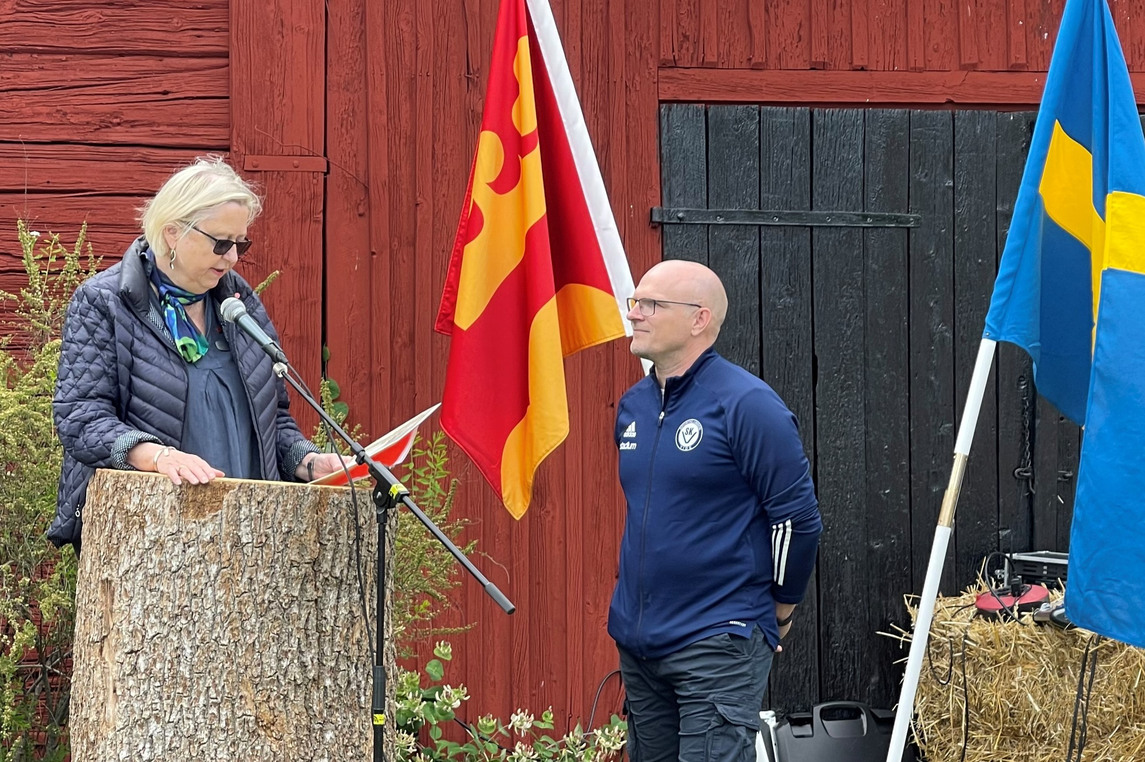 Årets Knivstabo Fredrik Åström tar emot utmärkelsen från Britt Louise Gunnar, kommunfullmäktiges ordförande