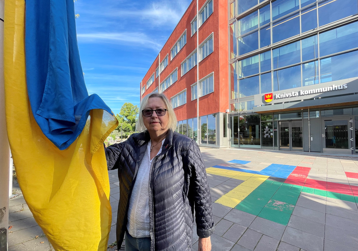 Kommunfullmäktiges ordförande Britt-Louise Gunnar med ukrainska flaggan utanför Knivsta kommunhus
