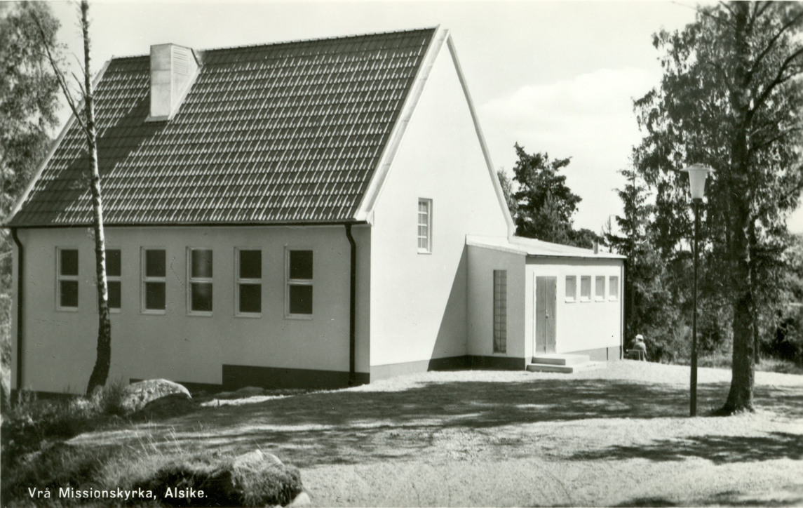 Vrå Missionskyrka på Fornåsavägen invigdes år 1959 och såldes år 1976 till Knivsta och Alsike kyrkoförsamlingar.