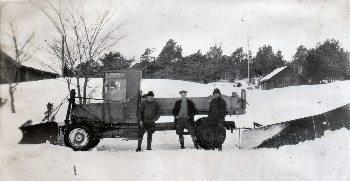 Vägstyrelsens snöplogarlag i Vassunda år 1929