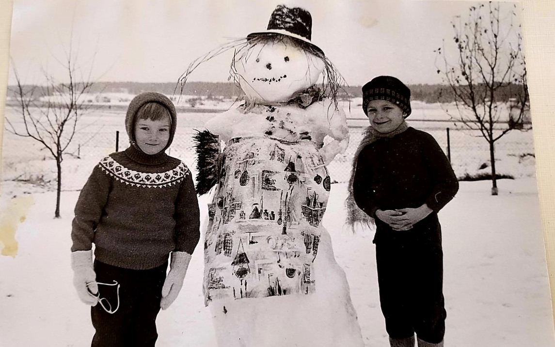 Tommy och Elisabeth bygger snögubbe i Vassunda år 1962.