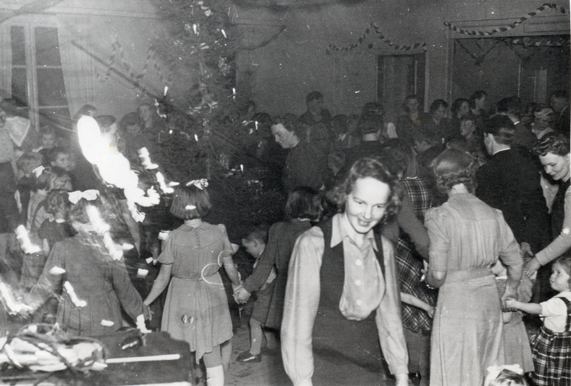 En julgransplundring i Vassunda bygdegård år 1962.