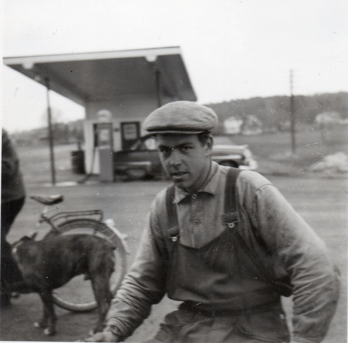 Björne Hagström vid macken i Karlshall, 1950-tal.