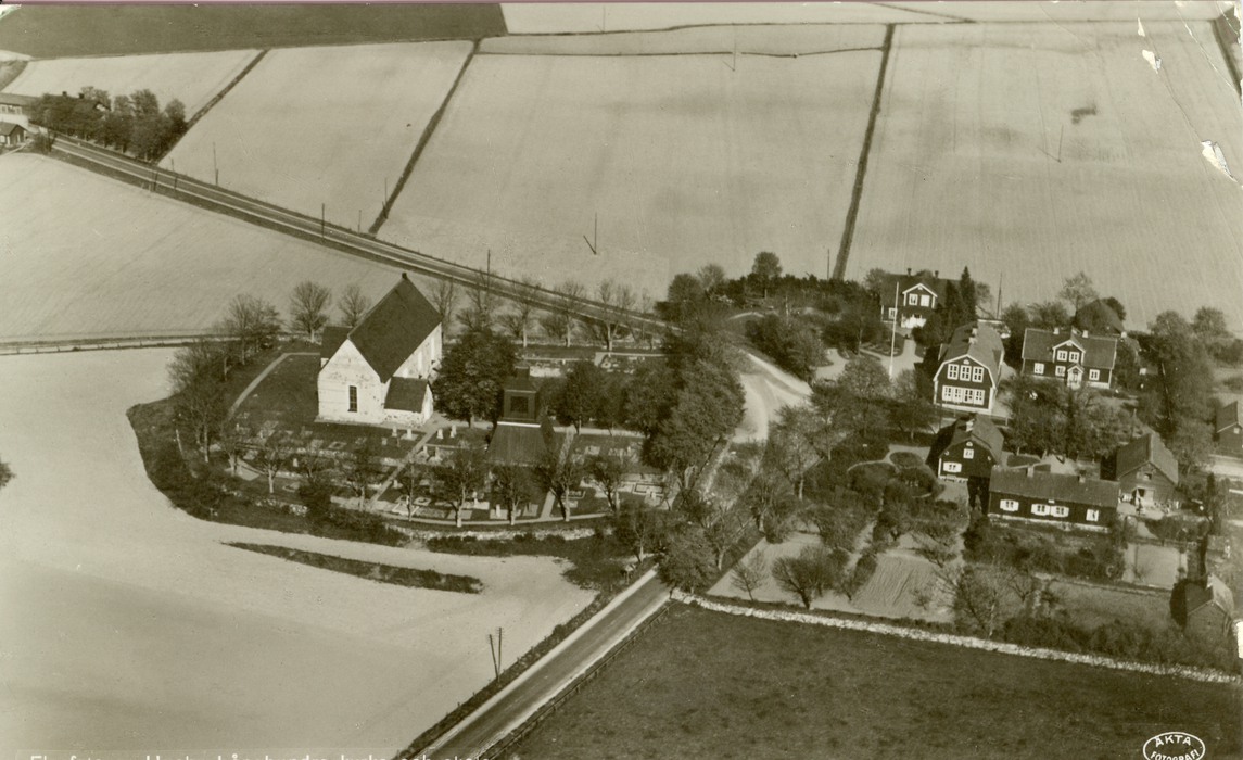 Husby Långhundra kyrka och skola, 1930-tal.