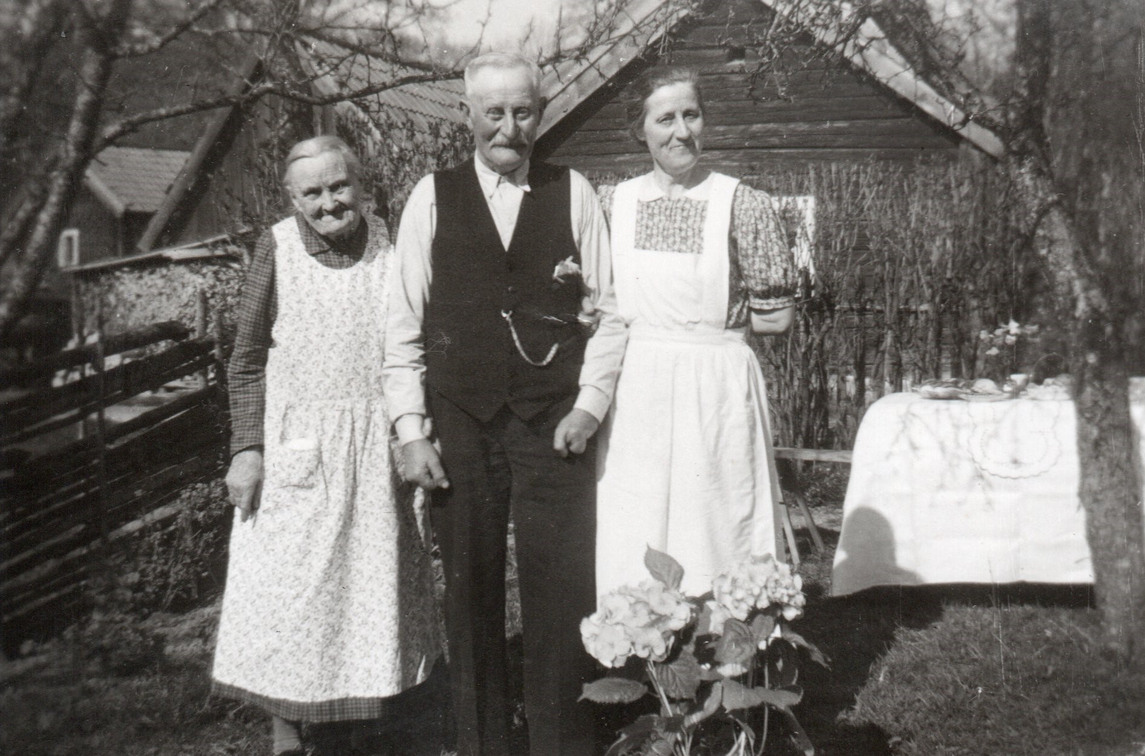 Agnes Nöjd med föräldrarna, i Framnäs på 50-talet. 