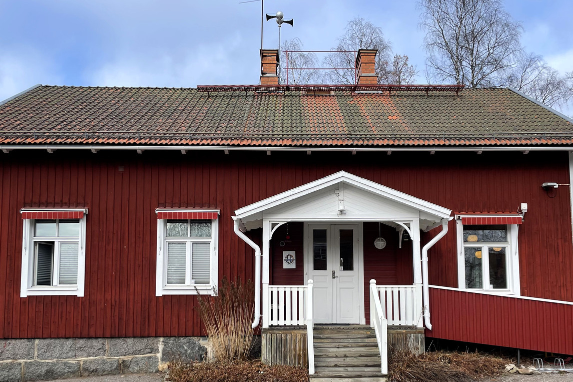 Rött hus med vita knutar