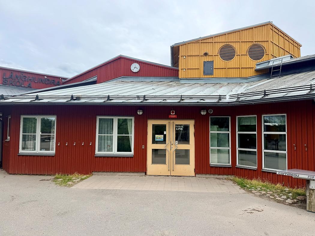 Röd och gul skolbyggnad.