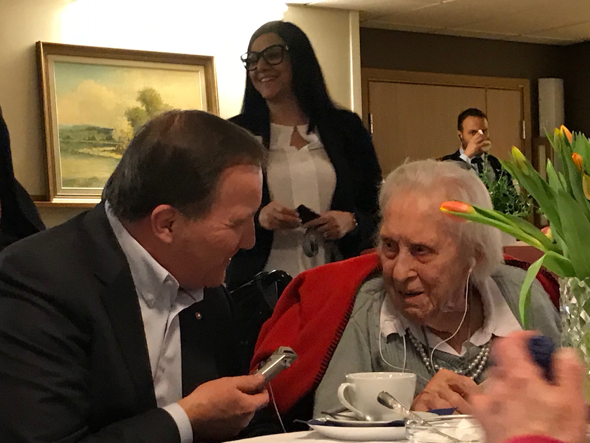 96-åriga Margareta Laurén och Stefan Löfven i samtal om bland annat jordbruk