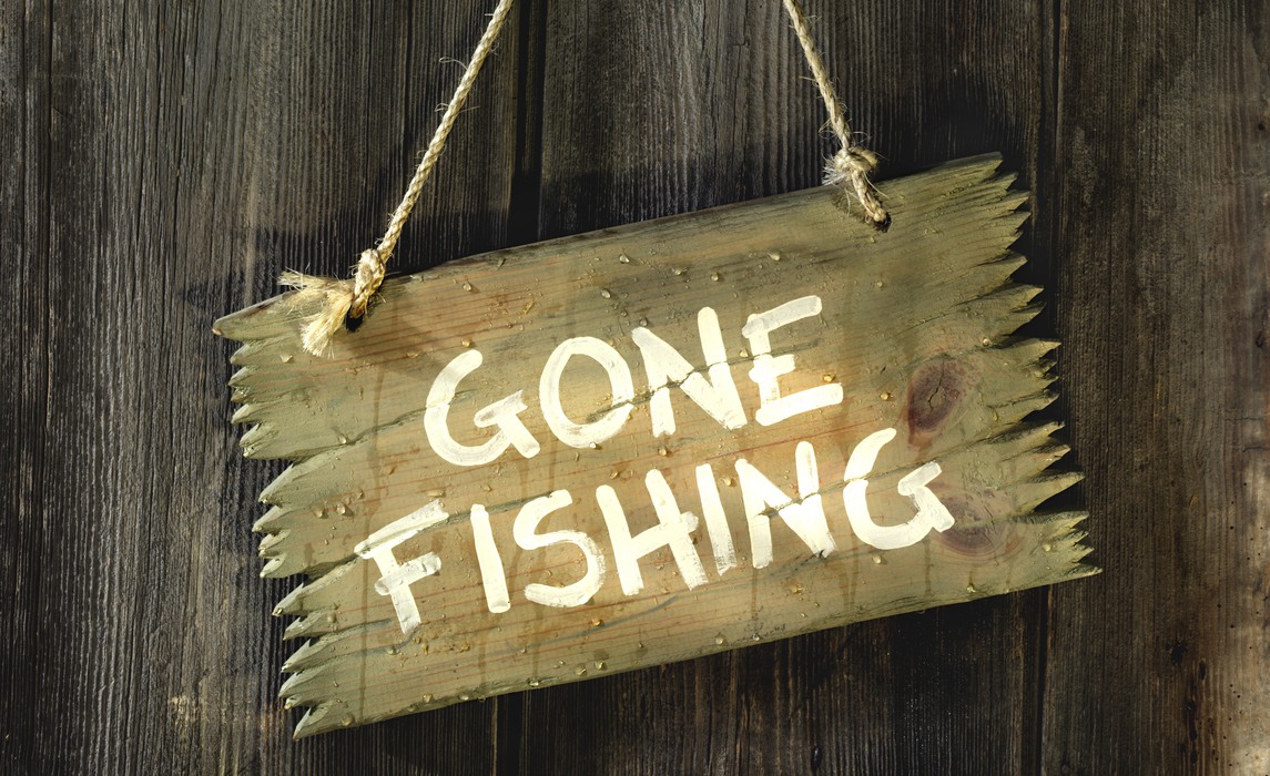 Skylt ”Gone fishing” hänger på dörren.