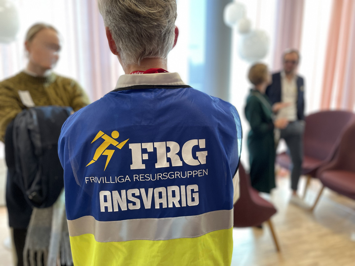 Ryggen på en person med väst som det står Frivilliga resursgruppen på.