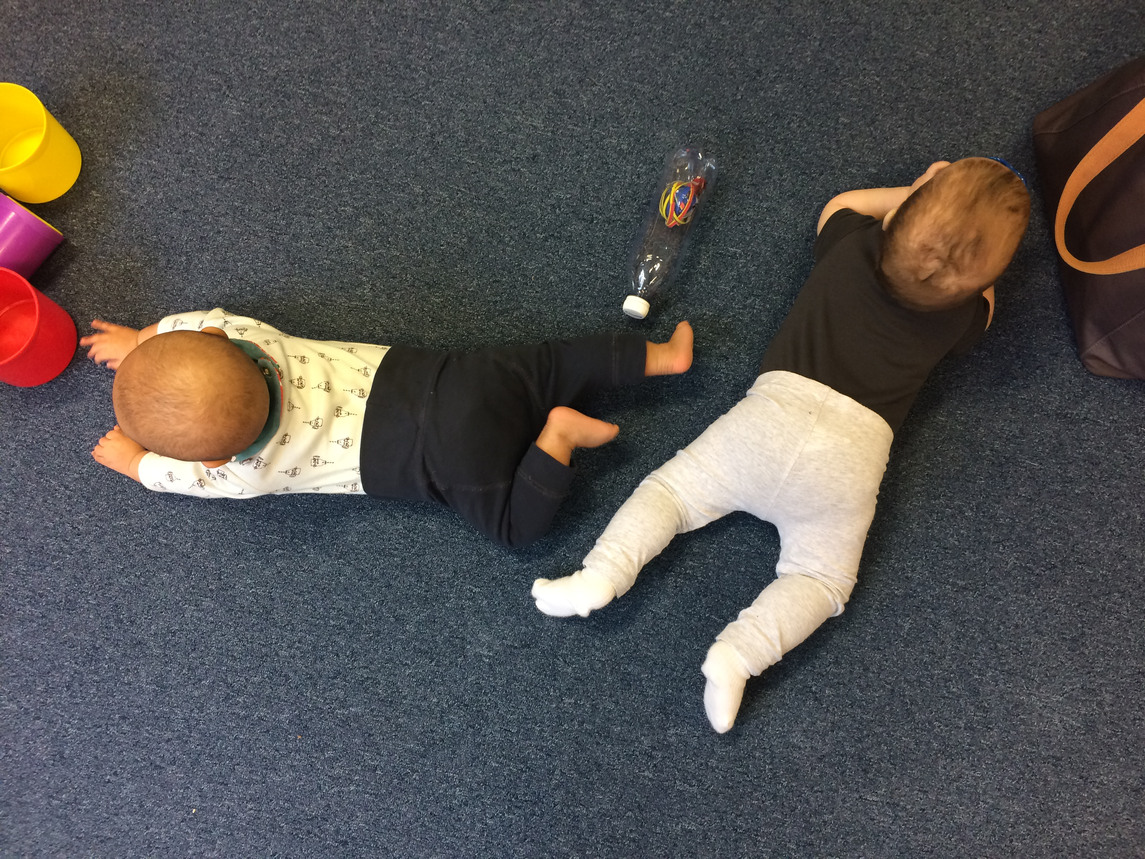 Två bebisar på golvet