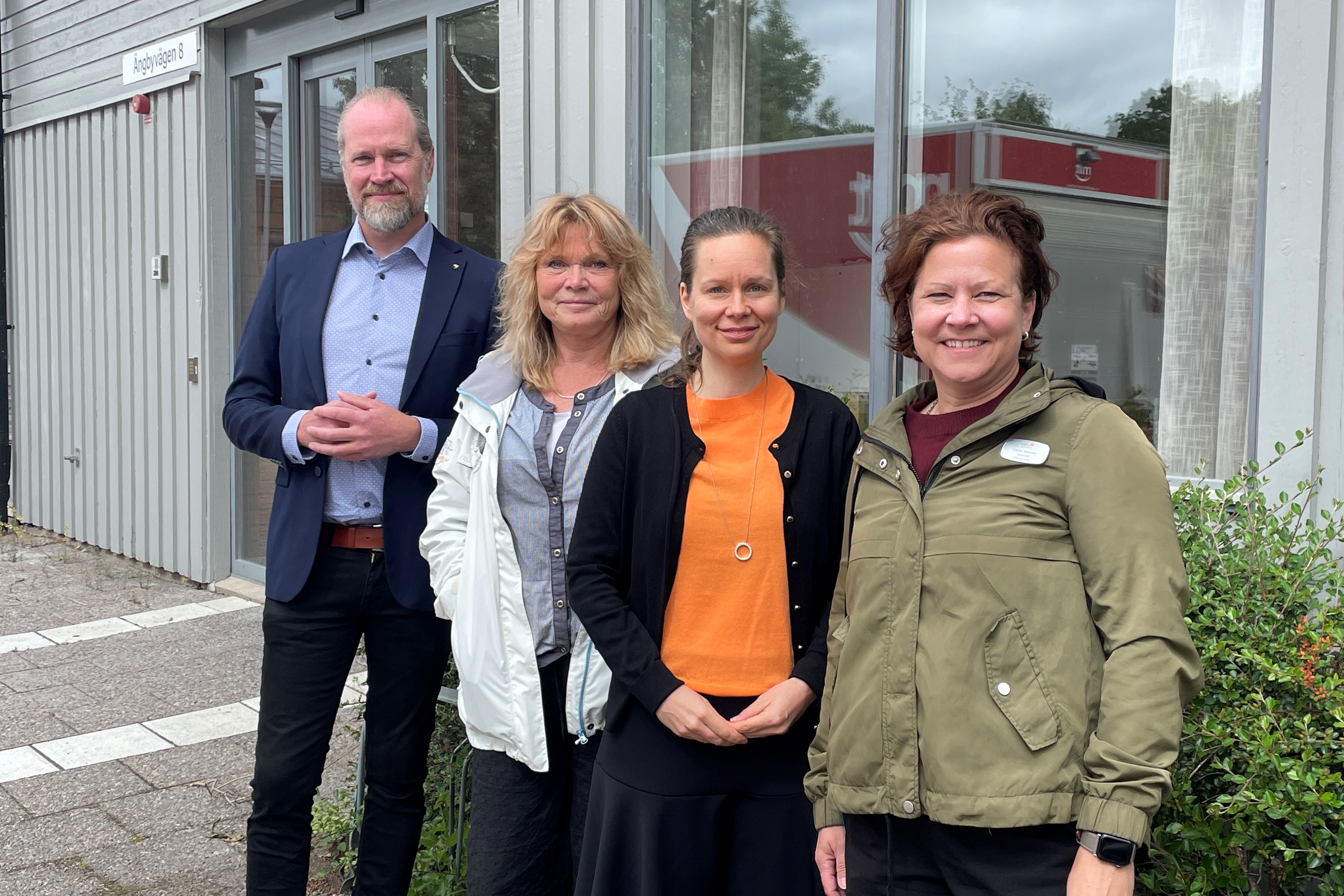 Oscar Hahne, Matida Hübinette, Monika Lövgren och Catrine Wermelin står framför Ängbyvägen 8