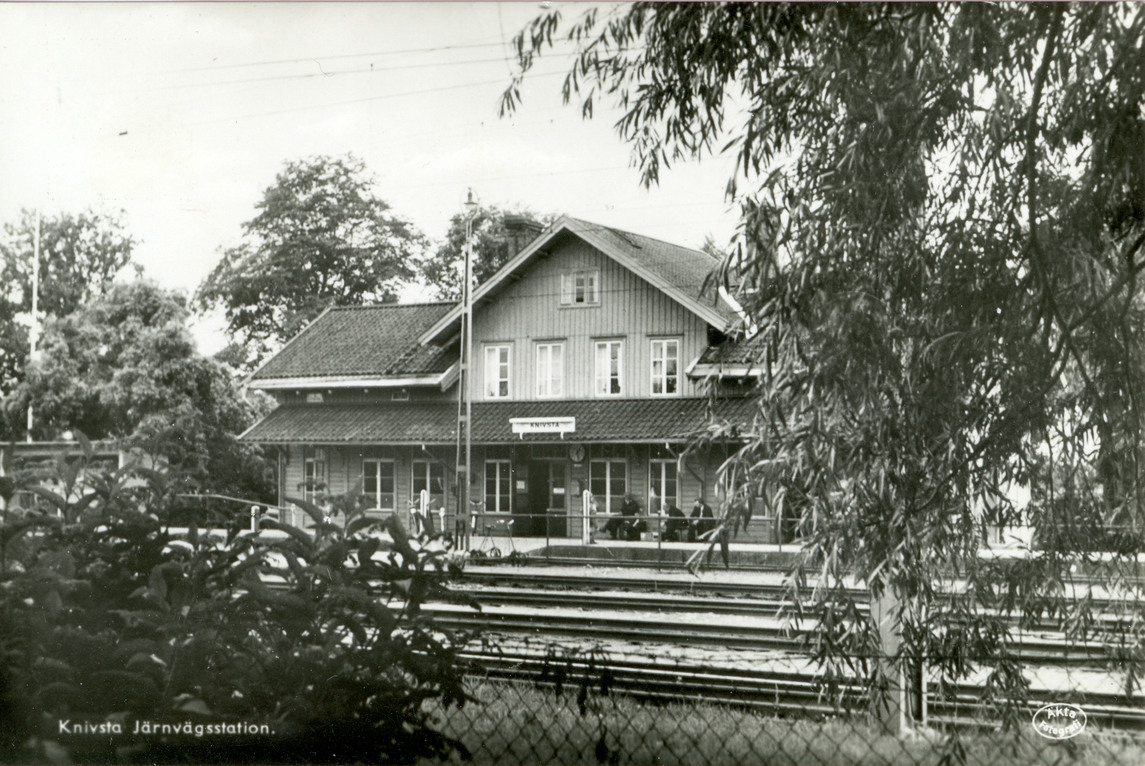 Knivsta stationshus år 1942, ur Lennart Runndings arkivmaterial.