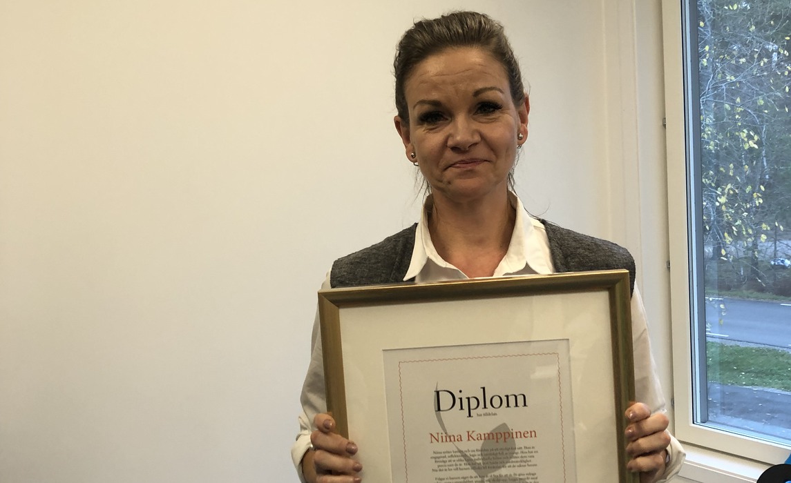 Förskolläraren Niina Kamppinen med diplom