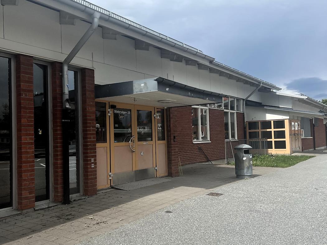 Skolbyggnad i tegel.