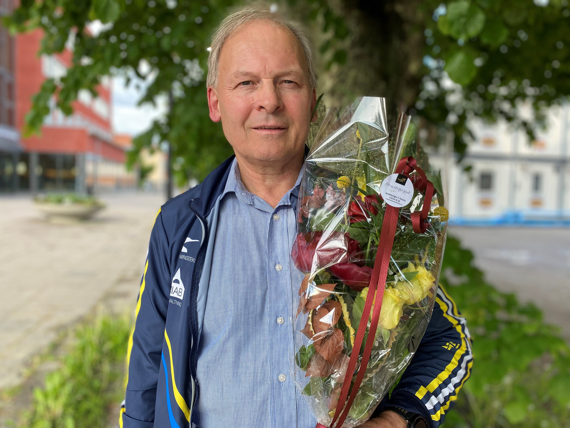 Berth-Arne Bengtsson tog emot utmärkelsen Årets Knivstabo 2021 under kommunfullmäktiges möte den 9 juni. 